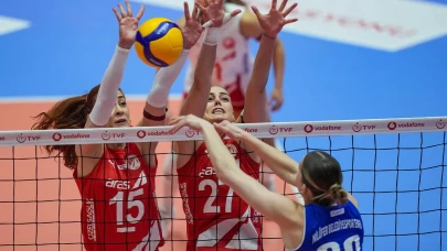 Aras Kargo Voleybol play-off’a galibiyetle başladı