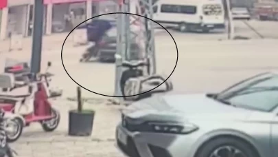 Hatay'da dönüş yapmak isteyen otomobille motosiklet çarpıştı: O anlar kamerada!