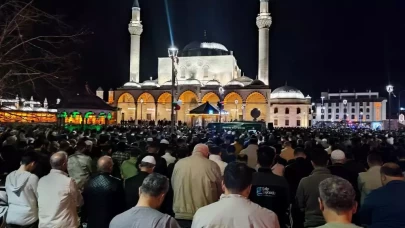 İstanbul'da Kadir Gecesi coşkusu! Cami ve meydanlar dolup taştı