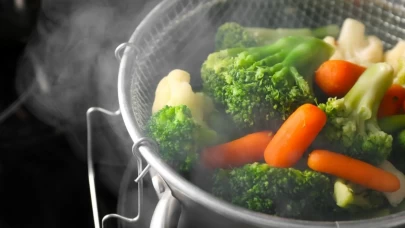 Sebzelerin vitaminini koruyan buharda pişirme rehberi