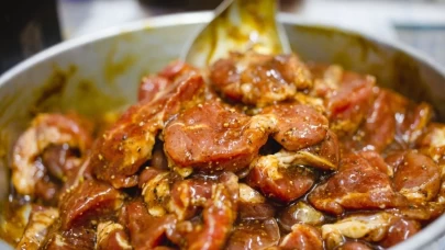 Taze kekikli ve soğanlı tavuk marinesi