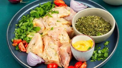 Akdeniz usulü sarımsaklı ve limonlu tavuk marinesi