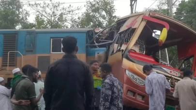 Bangladeş’te otobüs ile tren birbirine girdi