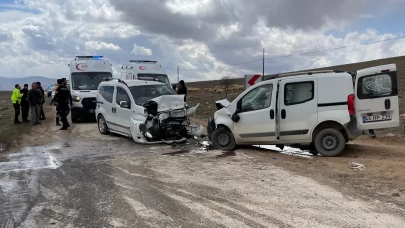 Malatya’da iki hafif ticari araç çarpıştı: 4 yaralı