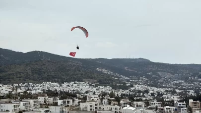Bodrum'da Türk bayrağıyla yapılan uçuş izleyenleri hayran bıraktı