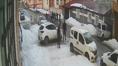 Kars'ta silahlı ve sopalı kavga: Güvenlik kamerası görüntüleri ortaya çıktı