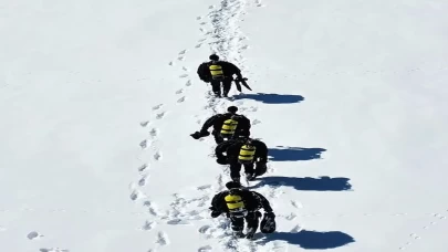 Mehmetçik engel tanımıyor: 28 santimetre buzun altında Türk bayrağı açtılar!