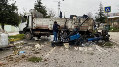 Kocaeli'nde kamyon takla attı, ağaçlar yerinden söküldü!