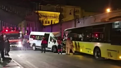 Servis minibüsü ile İETT otobüsü çarpıştı!
