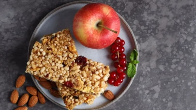 Ev yapımı yulaflı meyve barı ile enerji patlaması!