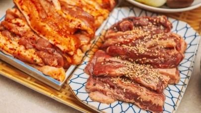 Defne yapraklı ve taze otlu hindi marinesi