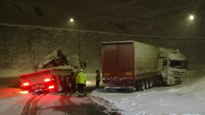 Tır yan döndü, yardıma gelen çekici kara saplandı