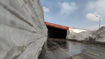 Van-Bahçesaray Karabet Geçidi’nde kar kalınlığı 3,5 metreyi aştı