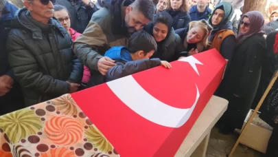 Türkiye bu vedaya ağladı! Öğrencisi tarafından katledilen Fatma Öğretmen son yolculuğuna uğurlandı