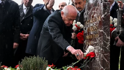 MHP Lideri Devlet Bahçeli, Başbuğ Alparslan Türkeş'in kabrini ziyaret etti