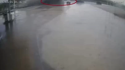 Diyarbakır'da feci kaza! Tır otomobilin üzerine devrildi, o anlar kamerada!