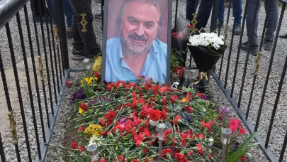 Sanatçı Volkan Konak, vefatının birinci yılında kabri başında anıldı