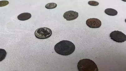 Hatay'da tarihi eser operasyonu: Kırıkhan'da sikkeler ve dedektör ele geçirildi