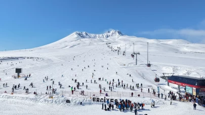 Erciyes Kayak Merkezi'nde sezon tam gaz devam ediyor: Kayakseverler pistleri doldurdu!
