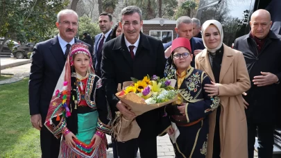 Cumhurbaşkanı Yardımcısı Yılmaz ve Bakan Göktaş, Çanakkale'de Şehitleri Anma Günü'nde çocuklarla buluştu