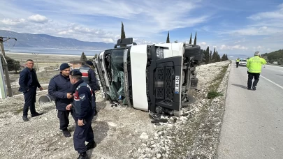 Alkollü sürücünün kullandığı tır yan yattı
