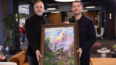 Bilge Lider Devlet Bahçeli hediye etmişti: 'Bozkurt' tablosu Uraz Kaygılaroğlu’na teslim edildi!