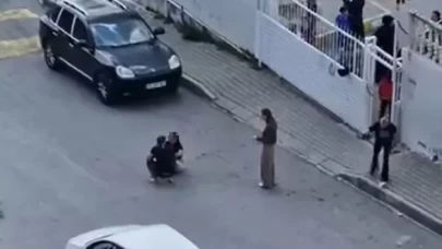 İzmir'de sokak ortasında çocukların gözleri önünde kadına şiddet! O anlar kameralarda