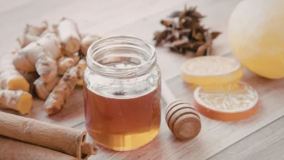 Akne ve leke karşıtı bal-tarçın maskesi