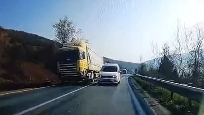 Dehşet dolu anlar! Hatalı sollama yapan araç dehşet anlarını kaydetti