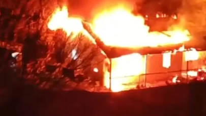 Adana’da müstakil ev yangında küle döndü