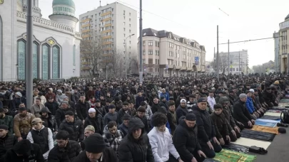 Binlerce Müslüman bayram namazı kıldı