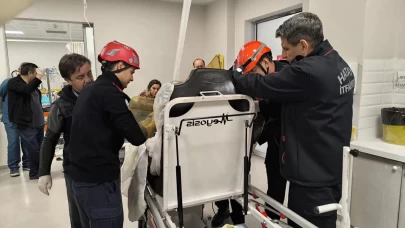 Hatay'da göğsüne demir saplanan işçinin ameliyatına itfaiye müdahalesi