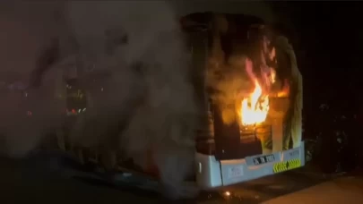 Metrobüste korkutan yangın!