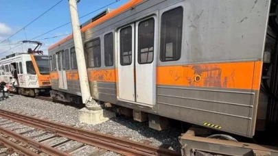 Metro raydan çıktı: Vagon direğe çarptı, yolcular tahliye edildi