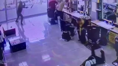 Adana'da berberde böyle ateş etti: 1 yaralı