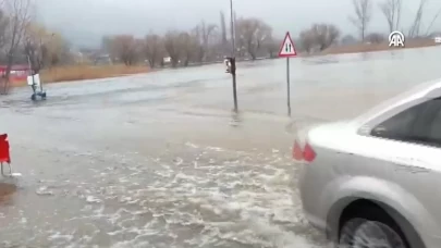 İzmir'de sağanak yağış etkili oldu