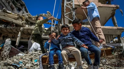 Gazze'de enkazın gölgesindeki "bayram"