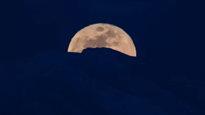 Edremit'te karlı dağın ardındaki dolunay göz kamaştırdı