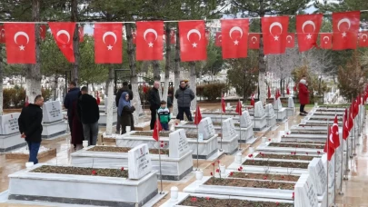 Sivas Şehitliğinde gözyaşları sel oldu!