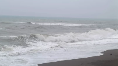 Akçakoca’da dev dalgalar kıyıya vurdu: Balıkçılar limana sığındı