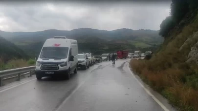 Ödemiş-Turgutlu yolunda sağanak sonrası toprak kayması