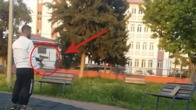 Küçük çocuğa oyuncak silahla atış talimi yaptırdı!