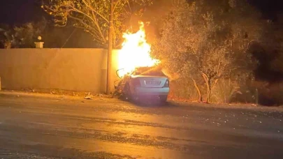 Menderes'te feci kaza: Sürücü yanan otomobilin içinde can verdi!