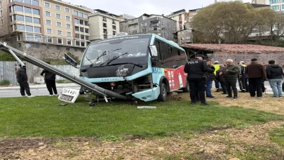 Beyoğlu'nda korkutan kaza: Yolcu minibüsü aydınlatma direğine çarptı