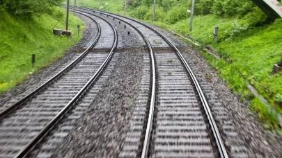 İki tren kafa kafaya çarpıştı: Çok sayıda yaralı var, ekipler seferber oldu