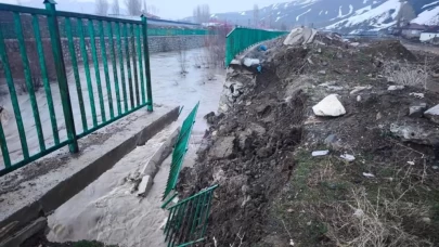 Yüksekova’da istinat duvarı çöktü