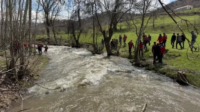 8 yaşındaki çocuk dereye düştü!