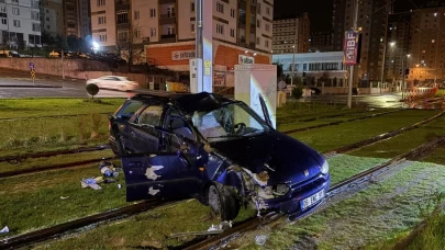 Talas’ta otomobil tramvay hattına uçtu