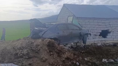 Van'da kontrolden çıkan otomobil duvara çarptı