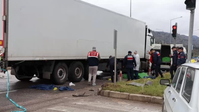 Annesinin kucağından fırlayan bebek tırın altında kaldı